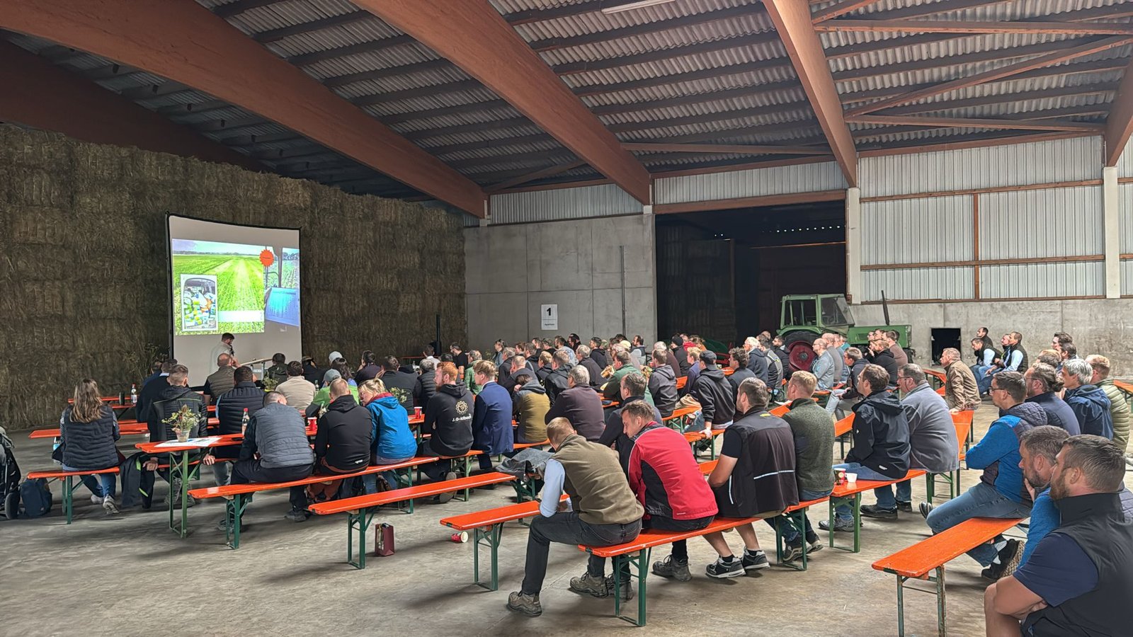 Gut besuchter Vortrag beim Acker- und Pflanzenbauforum 2026 in einer Maschinenhalle in Oepfershausen